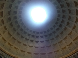 Detalhe arquitetônica do topo da cúpula do Pantheon