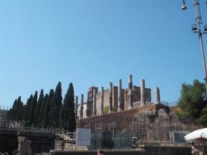 As belas paisagens, logo ao sair do Coliseu, em direção ao Fórum Romano